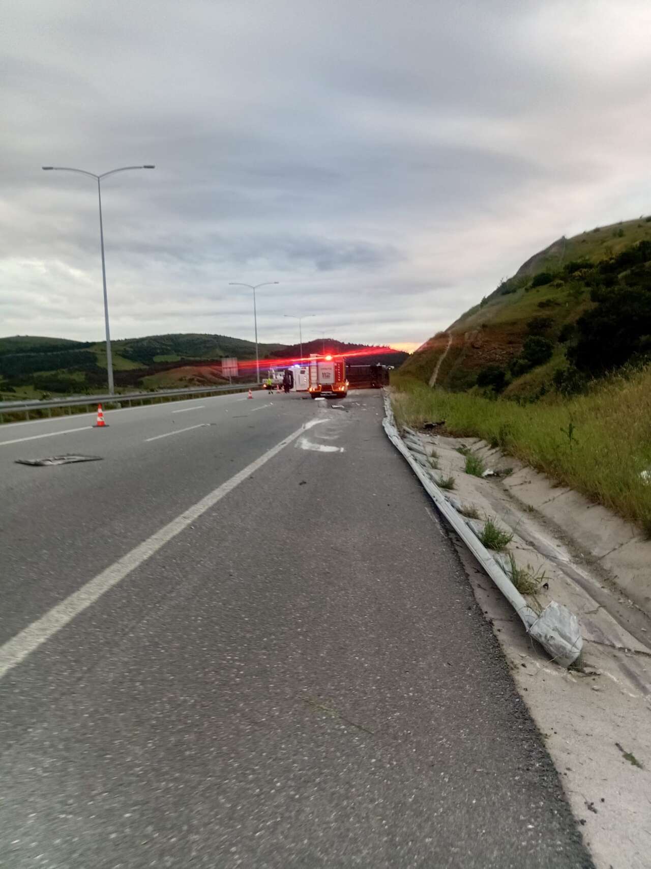 Yolcu otobüsü devrildi! Çok sayıda yaralı var 6